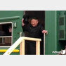 김정은 북한 국무위원장이 24일 오전 북-러정상회담을 앞두고 러시아 연해주 하산역에서 마련된 환영행사에 참석하기 위해 전용열차에서 내리며 손을 흔들고 있다.(올렉 코줴먀코 주지사 SNS 캡처) 2019.4.24/뉴스1