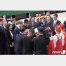 김정은 북한 국무위원장이 24일 오전 북러정상회담을 앞두고 러시아 연해주 하산역에 도착해  화동들로부터 꽃다발을 받고 있다.(올렉 코줴먀코 주지사 SNS 캡처) 2019.4.24/뉴스1