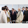 문재인 대통령과 나렌드라 모디 인도 총리, 이재용 삼성전자 부회장이 9일(현지시간) 뉴델리 인근 노이다 공단에서 개최된 삼성전자 신공장 준공식에 참석해 관계자와 인사를 하고 있다. (청와대 페이스북) 2018.7.9/뉴스1