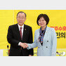 2일 서울 여의도 국회에서 반 위원장(왼쪽)이 이정미 정의당 대표와 악수하고 있다. © News1