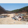 경북 안동시가 3일 도산면 온혜리 한 전답에 불법 매립된 폐기물 수천 톤을 발견, 확인하고 있다.(안동시 제공) 2019.5.3/뉴스1 © News1