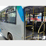 13일 오후 12시50분쯤 충북 청주시청 앞 정류장 앞을 주행하던 시내버스의 타이어가 터져 승객 10여명이 다쳤다. © 뉴스1