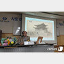 사토 마사오씨가 독립선언서의 100년 역사에 대해 설명하고 있다.© 뉴스1