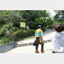 시민들이 장릉산에 매설된 지뢰지대 주변 산책로를 걷고 있다.© 뉴스1
