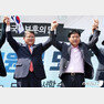 홍문종(오른쪽) 자유한국당 의원이 15일 오후 서울역 광장에서 열린 태극기집회에서 탈당을 선언한 뒤 조원진 대한애국당 공동대표와 손을 맞잡고 있다. 홍 의원은 조 대표와 함께 친박 신당인 ‘신 공화당’을 만들 예정이다. 2019.6.15/뉴스1 © News1