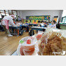 학교 비정규직 노동자들이 총파업에 들어간 3일 오후 서울의 한 초등학교에서 어린이들이 빵과 에너지바 등으로 마련된 대체 급식을 먹고 있다. 2019.7.3/뉴스1 © News1