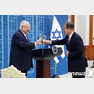 문재인 대통령과 루벤 리블린 이스라엘 대통령이 15일 청와대에서 오찬 전 건배를 하고 있다. (청와대 제공) 2019.7.15/뉴스1