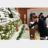 이재오 전 의원이 17일 서울 신촌 세브란스 병원 장례식장에 마련된 故 정두언 전 의원의 빈소를 찾아 조문하고 있다. 2019.7.17/뉴스1 © News1