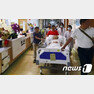 병원 의료진이 펑할머니를 중환자실로 옮기고 있는 모습 - 웨이보 갈무리 © 뉴스1