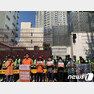 2일 오전 민중당부산시당이 부산 동구 일본총영사관 앞에서 일본을 규탄하는 기자회견을 갖고있다.(민중당부산시당 제공) © 뉴스1