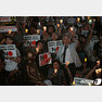 3일 오후 서울 종로구 구 일본대사관 앞에서 열린 아베 규탄 시민행동 ‘일본 경제보복 규탄 촛불문화제’에서 시민들이 구호를 외치고 있다. 2019.8.3/뉴스1 © News1