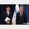 김상조 청와대 정책실장(왼쪽)과 김수현 전 청와대 정책실장. © News1