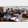 20일 서울 여의도 국회에서 열린 교육위원회 전체회의에서 여야 의원들이 언쟁을 하고 있다. © News1