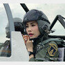 태국 왕실 웹사이트가 26일(현지시간) 공개한 촬영 날짜 미상의 사진에 마하 와찌랄롱꼰 태국 국왕의 배우자 시니낫 웡와치라파크가 전투기에 탑승해 있다. 방콕=AP/뉴시스