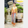태국 국왕의 배우자 시니낫 웡와치라파크 왕실근위대 소장이 전통 의상을 입고 포즈를 취하고 있다. 방콕=AP/뉴시스