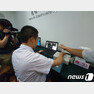 중국 청두시 제3인민병원에서 원격의료를 하는 모습. 노트북 화면에 보이는 곳은 이곳에서 약 1700㎞ 떨어진 선전시 화웨이 리서치랩이다. 의사가 의료용 기기를 움직이자 선전시에 있는 의료용 로봇팔이 그대로 움직였다.  © 뉴스1