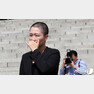 이언주(무소속) 의원이 10일 서울 여의도 국회 본청 계단에서 삭발식을 하고 있다. /뉴스1 © News1