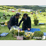 14일 조국 법무부장관이 부산추모공원에 안치된 故 김홍영 전 검사 묘소를 찾아 김 전 검사의 아버님과 함께 이야기를 나누고 있다.2019.09.14/뉴스1 © News1