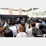 17일 서울 여의도 LG트윈타워에서 열린 LG전자 디스플레이 기술설명회에 참석한 취재진이 8K TV 제품들의 해상도를 비교하고 있다. (LG전자 제공) 2019.9.17/뉴스1