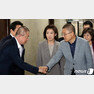 황교안 자유한국당 대표(우)와 악수하고 있는 이만희 원내대변인(좌). © News1