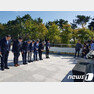 12일 오전 하토야마 전 일본 총리(왼쪽에서 세 번째)가 국립일제강제동원 역사관 7층에 있는 강제동원 피해자 추모탑 앞에서 묵념을 하고 있다. © 뉴스1