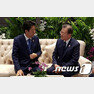 문재인 대통령과 아베 일본 총리가 4일 오전 태국 방콕 임팩트 포럼에서 아세안+3 정상회의에 앞서 환담하고 있다. (청와대 제공) 2019.11.4/뉴스1