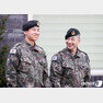 그룹 빅뱅의 대성(30·본명 강대성)과 태양(31·본명 동영배)이 10일 오전 경기도 용인 육군지상작전사령부에서 현역 제대하며 미소짓고 있다. 당초 두 사람은 각각의 부대에서 제대를 할 예정이었으나 국방부는 두 사람이 복무 중인 부대가 아프리카돼지열병(ASF) 바이러스 검출 접경지이자 중점 관리 지역이라는 등 상황을 고려해 전역 장소를 변경했다. 2019.11.10/뉴스1 © News1