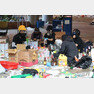 18일 오전 홍콩 이공대학교에서 학생들이 경찰 진입에 대비해 화염병을 만들고 있다. 2019.11.18/뉴스1 © News1