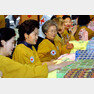 2003년 11월 26일 대통령부인 권양숙(왼쪽 두번째)여사가  서울 중구 남산동 소재 대한적십자사에서 금융단기관장부인 및 주한 외교사절 부인들과 함께 적십자사 사랑의 선물 제작 봉사활동을 하고 있다. ＜박경모 기자＞