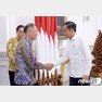 정의선 현대차그룹 수석부회장이 지난 7월 인도네시아 자카르타 대통령궁에서 조코 위도도 대통령과 면담하기에 앞서 인사를 나누고 있다. (현대차그룹 제공) © News1