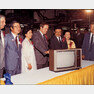 1982년 10월 구자경 회장(오른쪽에서 3번째)이 미국 현지 생산법인에서 만들어진 제1호 금성사(현 LG전자) 컬러TV를 살펴보고 있다.