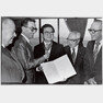 1976년 9월, 구 명예회장(가운데)이 한-독 경제교류에 대한 공로로 독일 정부로부터 유공대십자훈장을 받고 있다.