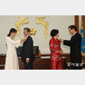 사랑의열매 홍보대사 방송인 수지, 정보석 씨가 문재인 대통령 내외에게 사랑의열매 배지를 옷깃에 달아주고 있다.