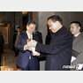 문재인 대통령이 23일 오후 쓰촨성 청두 수정방박물관을 둘러본 후 리커창 중국 국무원 총리에게 특별 제작된 백주를 선물받고 있다. (청와대 제공) 2019.12.24/뉴스1