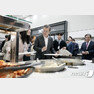 문재인 대통령이 21일 세종시 정부세종청사 구내식당에서 신임 공무원들과 점심 식사를 하기 위해 식판에 음식을 담고 있다. (청와대 제공) 2020.1.21/뉴스1