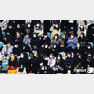 5일 오후 서울 목동아이스링크에서 열린 국제빙상경기연맹(ISU) 4대륙피겨선수권대회(4대륙 대회)에서 마스크를 쓴 피겨 팬들이 선수들의 훈련을 지켜보고 있다. 2020.2.5/뉴스1 © News1
