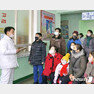 북한 노동당 기관지 노동신문은 8일 대동강구역인민병원에서 검병검진을 받기 위해 설명을 듣고 있는 주민들의 모습을 공개했다. (평양 노동신문=뉴스1)