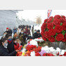 김정일 국방위원장의 생일인 ‘광명성절’(2월 16일)을 맞아 금수산태양궁전 광장에는 “장군님에 대한 사무치는 그리움을 터치는 사람들로 설레고 있다”라고 노동당 기관지 노동신문이 17일 보도했다. (평양 노동신문=뉴스1)
