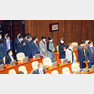 ‘코로나19’ 확산 사태로 임시 폐쇄됐던 국회가 재개방된 26일, 국회의원들이 본회의에 마스크를 착용한채  참석했다. 뉴시스