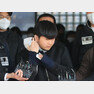 ‘노원구 세 모녀’를 잔혹하게 연쇄 살해한 피의자 김태현(25)이 9일 오전 서울 도봉경찰서 유치장에서 나와 취재진 요구에 스스로 마스크를 벗고 있다. 뉴시스