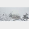 30일 강원 설악산국립공원 대청봉 일대에 쌓인 눈. (설악산국립공원 제공.) © 뉴스1