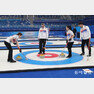 여자 컬링 대표팀 ‘팀 킴’이 9일 중국 베이징 국립아쿠아틱센터에서 2022 베이징 동계올림픽 첫 경기를 하루 앞두고 훈련을 하고 있다. 사진=원대연 기자 yeon72@donga.com