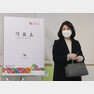 이재명 더불어민주당 대선 후보의 배우자인 김혜경씨가 9일 오후 경기 성남 분당구 초림초등학교에 마련된 수내1동 제2투표소에서 투표를 하고 있다. 2022.3.9/뉴스1 © News1