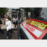 서울시버스노동조합 총파업을 하루 앞둔 25일 오전 서울 종로구 종각역 버스정류장에 정차한 시내버스에 총파업 선전물이 게시돼 있다.  2022.4.25/뉴스1