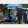 서울시버스노동조합 총파업을 하루 앞둔 25일 오전 서울 종로구 종각역 버스정류장에 정차한 시내버스에 총파업 선전물이 게시돼 있다. 2022.4.25/뉴스1