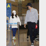 배우 현빈, 손예진 부부가 달콤한 신혼여행을 마치고 28일 오후 미국에서 인천국제공항으로 귀국하며 서로를 바라보고 있다. © News1