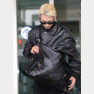 빅뱅(BIGBANG) 태양이 패션쇼 참석을 위해 17일 오전 인천국제공항에 도착해 프랑스 파리로 출국하기 전 매무새를 고치고 있다. ⓒ News1