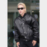 빅뱅(BIGBANG) 태양이 패션쇼 참석을 위해 17일 오전 인천국제공항에 도착해 프랑스 파리로 출국하기 전 인사를 하고 있다. ⓒ News1