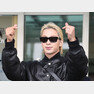 빅뱅(BIGBANG) 태양이 패션쇼 참석을 위해 17일 오전 인천국제공항에 도착해 프랑스 파리로 출국하기 전 손 하트를 하고 있다. ⓒ News1