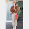 배우 이나영이 패션 행사 참석차 15일 인천국제공항에 도착해 이탈리아 밀라노로 출국하기 전 인사를 하고 있다. 뉴스1